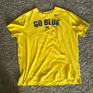 Nike Men's Yellow Graphic T-Shirt